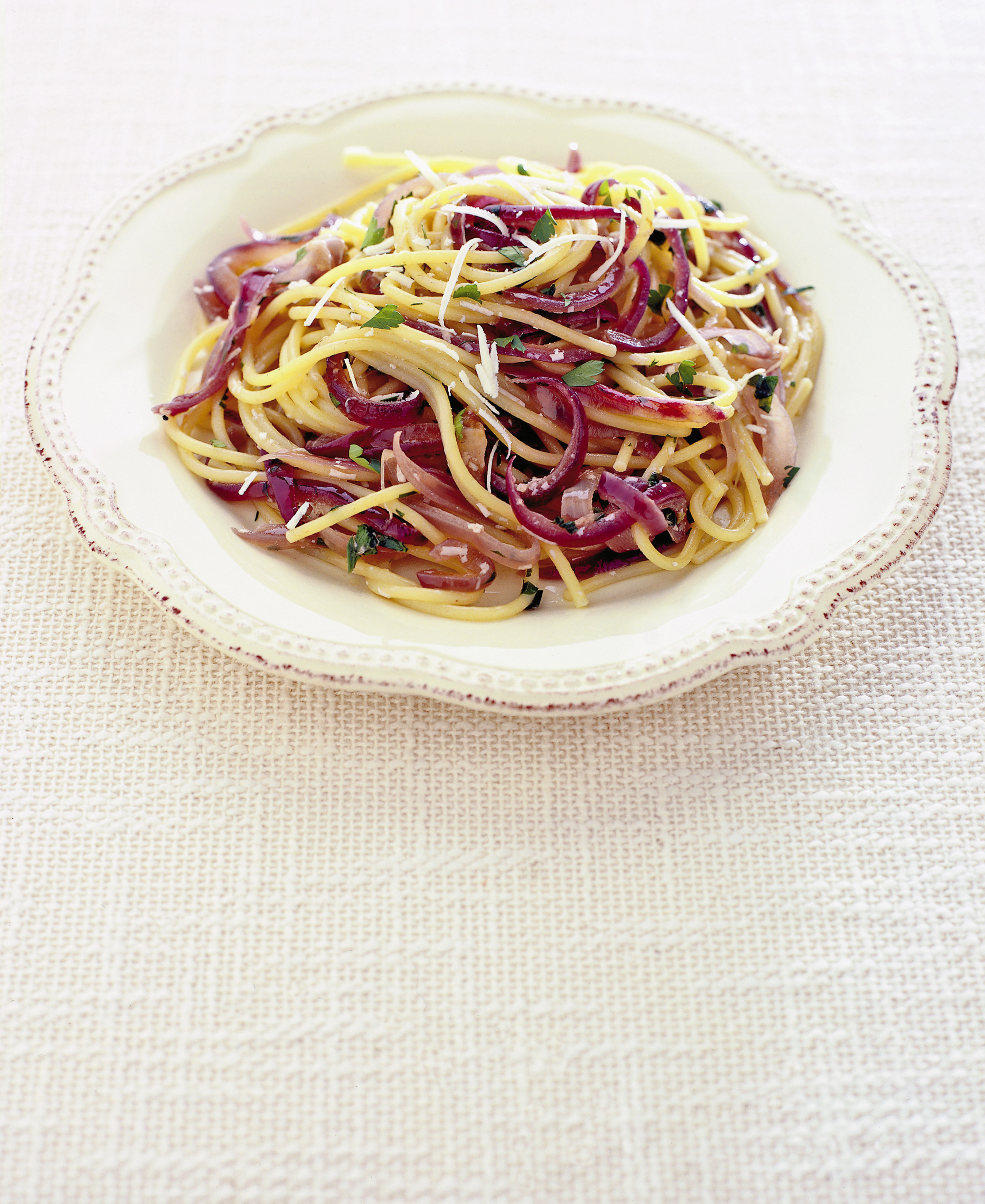 Spaghetti alla cipolla rossa e acciughe sotto sale Sale&Pepe