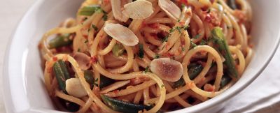 spaghetti con fagiolini e pesto di pomodori secchi ricetta