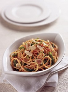 Spaghetti con fagiolini e pesto di pomodori secchi