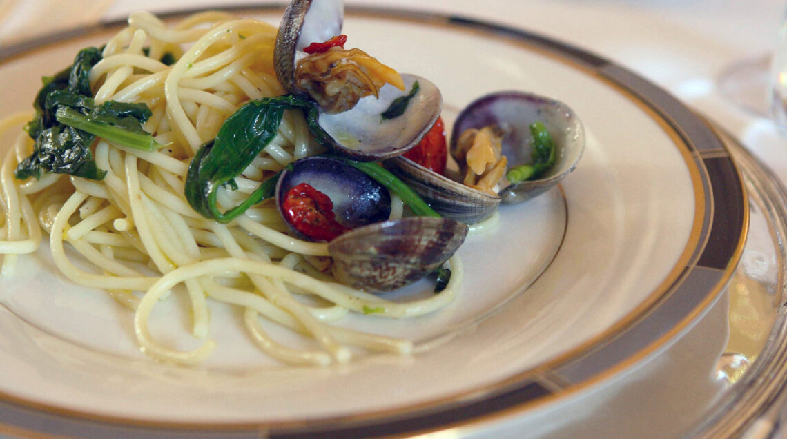 spaghetti con le vongole e le cime di rapa Sale&Pepe