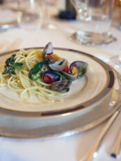 spaghetti con le vongole e le cime di rapa Sale&Pepe