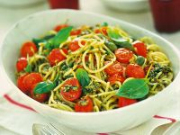 spaghetti-con-pomodorini-e-pesto-alleoliana