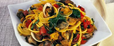 spaghetti con vongole e zafferano ricetta