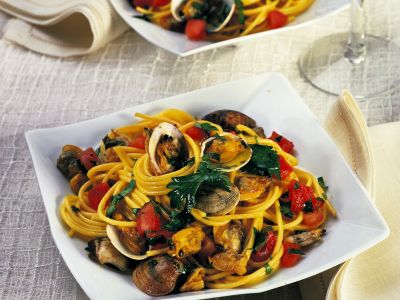 spaghetti con vongole e zafferano ricetta