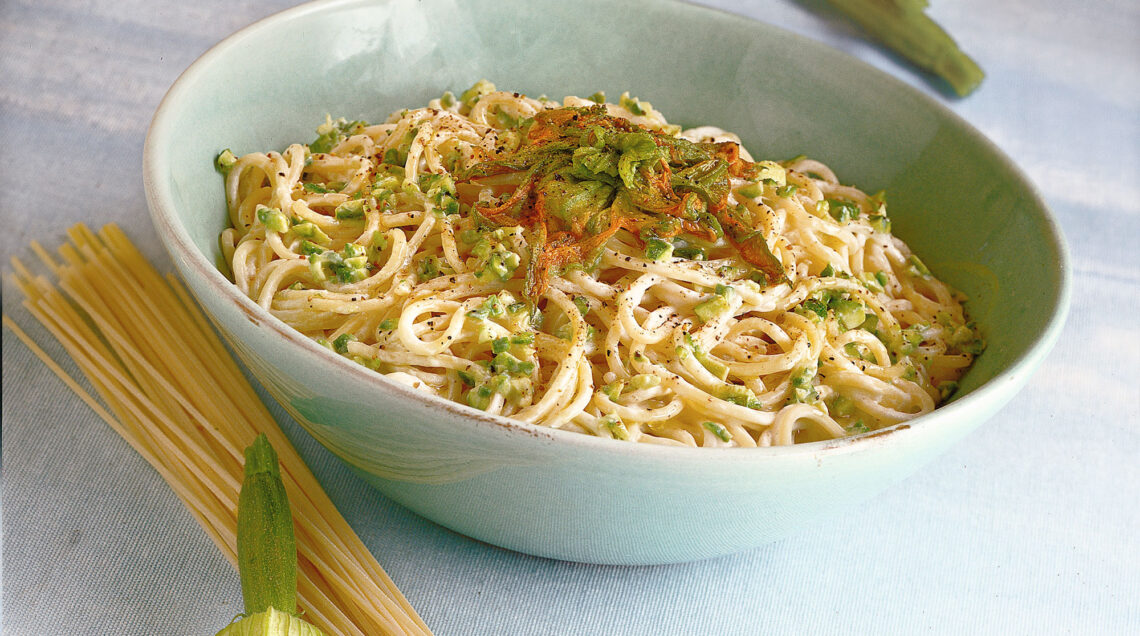 spaghetti alla crema di caprino e fiori di zucca Sale&Pepe ricetta