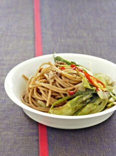 spaghetti-di-farro-con-puntarelle-e-salsa-dacciughe