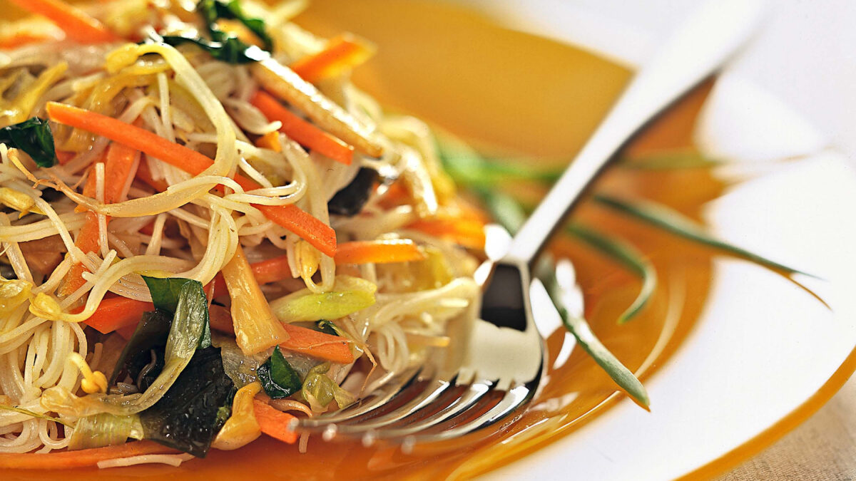Spaghetti di riso e verdure