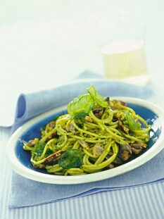 spaghettini-con-vongole-al-pesto-e-basilico-fritto ricetta