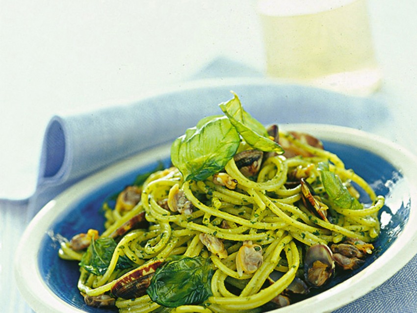 spaghettini-con-vongole-al-pesto-e-basilico-fritto ricetta