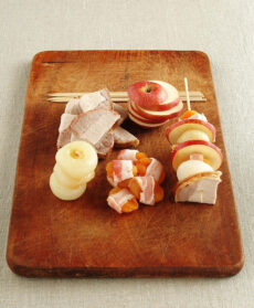 spiedini-di-cipolline-e-frutta