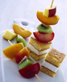 spiedini-di-frutta-con-cubetti-di-pan-di-spagna