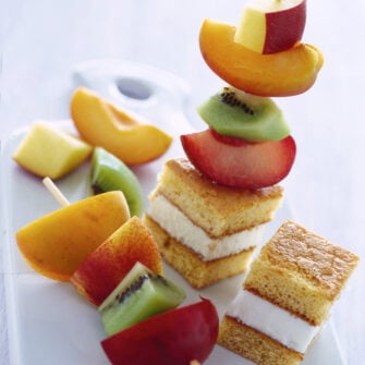 spiedini-di-frutta-con-cubetti-di-pan-di-spagna