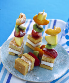 spiedini-di-frutta-con-cubetti-di-pan-di-spagna ricetta