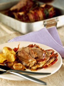 Stinchi di maiale con speck e verdure