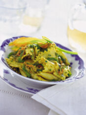 stracci-con-fiori-di-zucca-e-cipollotti-novelli