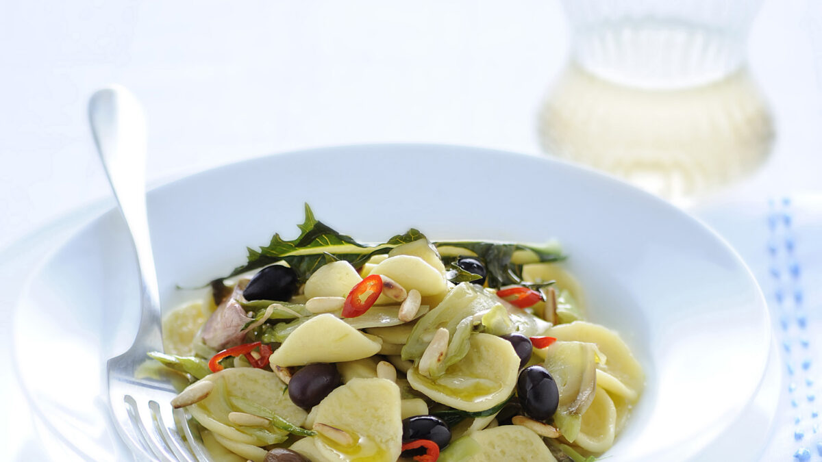 Strascinati con puntarelle, pinoli e olive