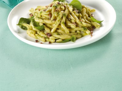 strozzapreti-con-pesto-mediterraneo