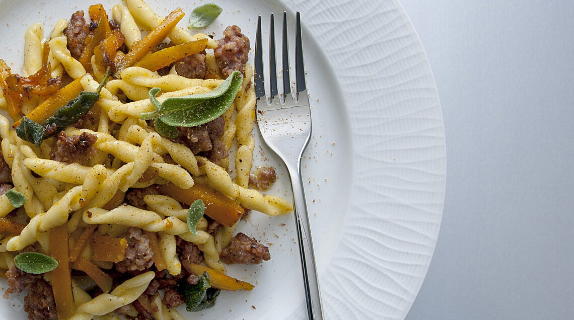 strozzapreti-con-zucca-allamaretto-e-salsiccia-alla-salvia