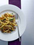 strozzapreti-con-zucca-allamaretto-e-salsiccia-alla-salvia