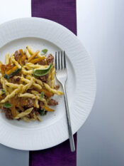 strozzapreti-con-zucca-allamaretto-e-salsiccia-alla-salvia