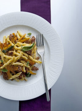 strozzapreti-con-zucca-allamaretto-e-salsiccia-alla-salvia