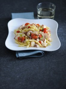Gli strozzapreti in insalata con polpo al peperoncino