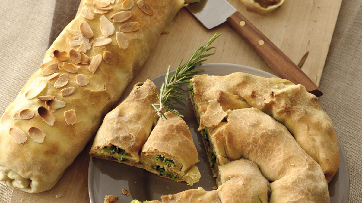 Strudel con prosciutto, mozzarella e mandorle