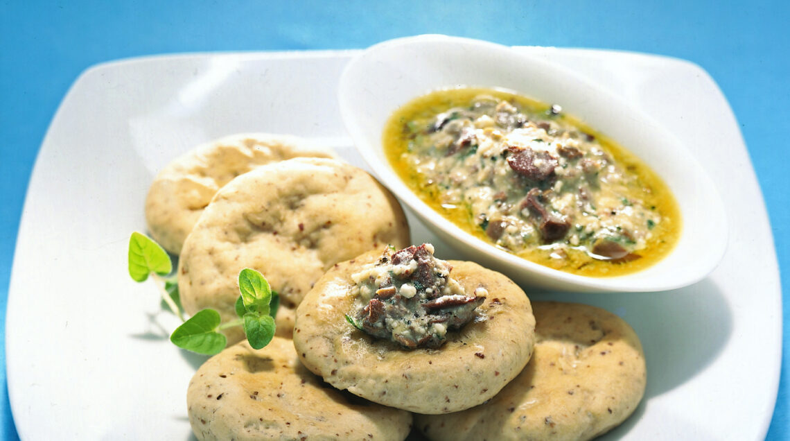 stuzzichini-al-pesto-di-ricotta-e-olive ricetta