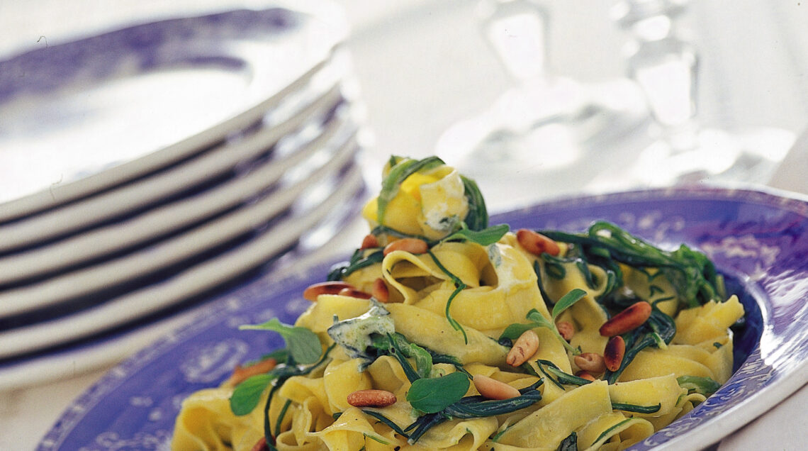 tagliatelle-con-barba-di-frate-e-pinoli