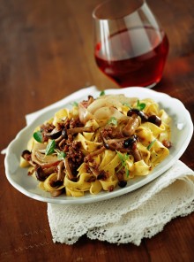 Le tagliatelle con piopparelli e salsiccia al vino rosso