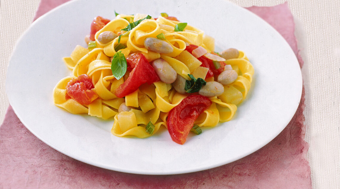 tagliatelle-con-pomodoro-fresco-e-basilico