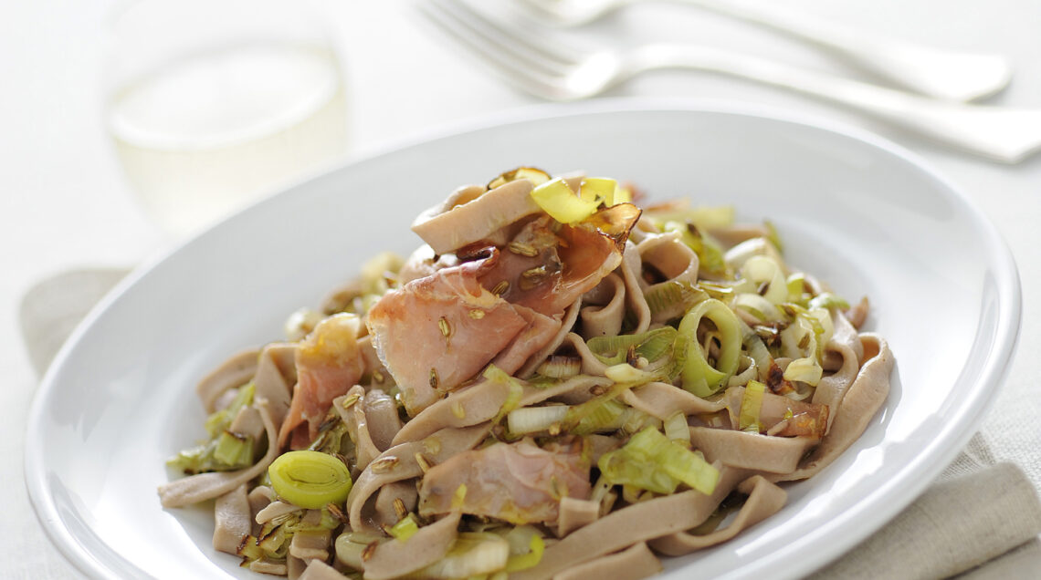 tagliatelle-di-castagne-con-sugo-di-porri-e-speck ricetta