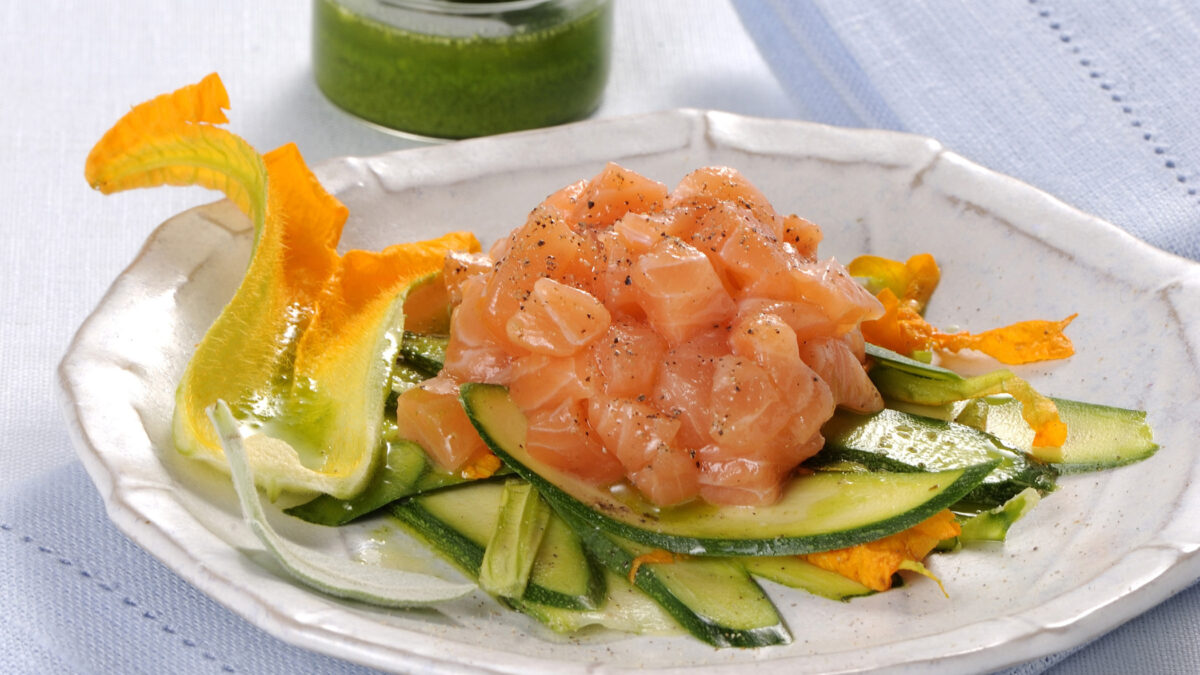 Tartare di salmone con carpaccio di zucchine