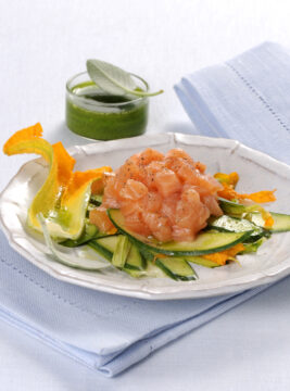 tartare-di-salmone-con-carpaccio-di-zucchine