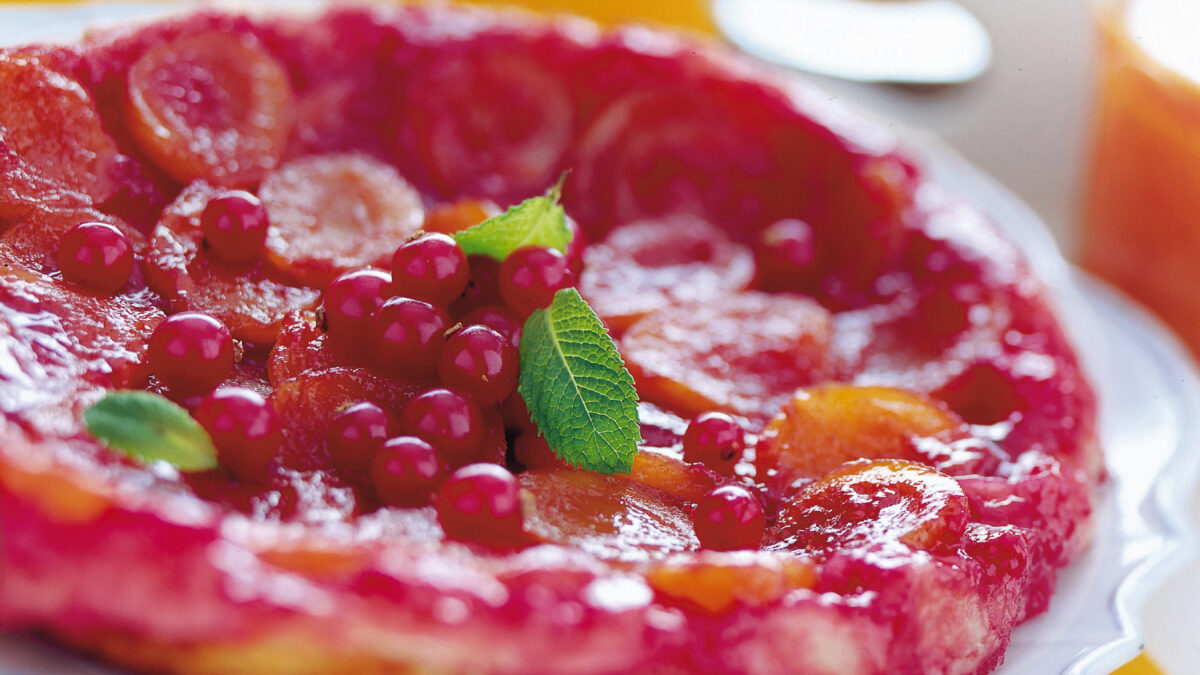 Tatin di albicocche con ribes e zenzero