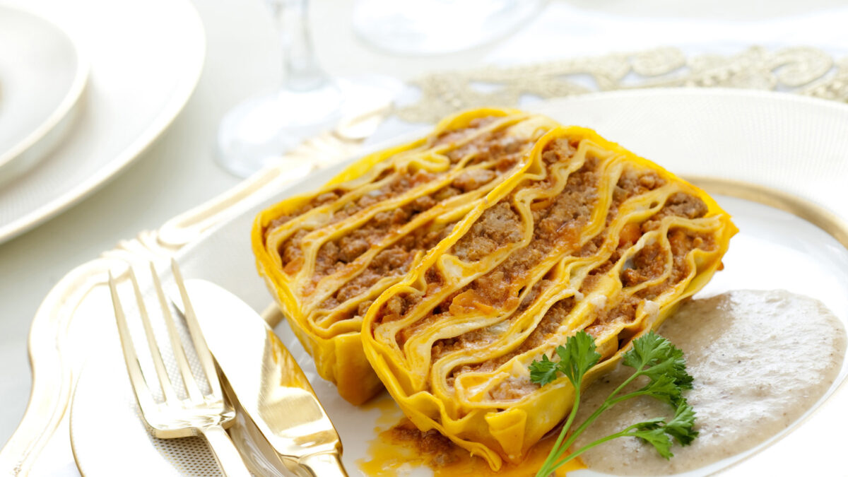 Terrina di lasagne al ragù con vellutata di porcini