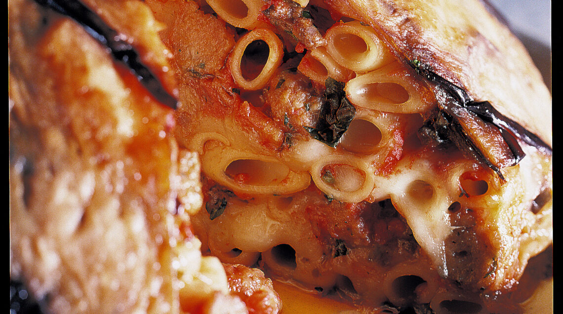 timpano di penne con melanzane e polpettine Sale&Pepe