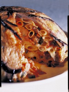 Timpano di penne con melanzane e polpettine