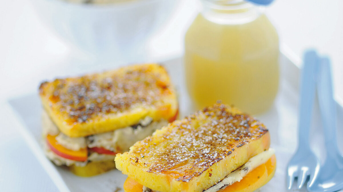Toast dolci con amaretti e albicocche