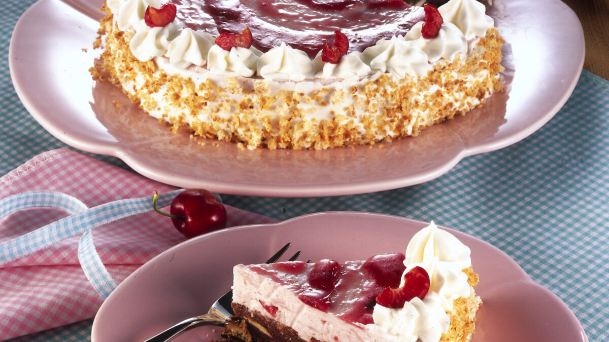 Torta alle ciliegie con cioccolato e panna