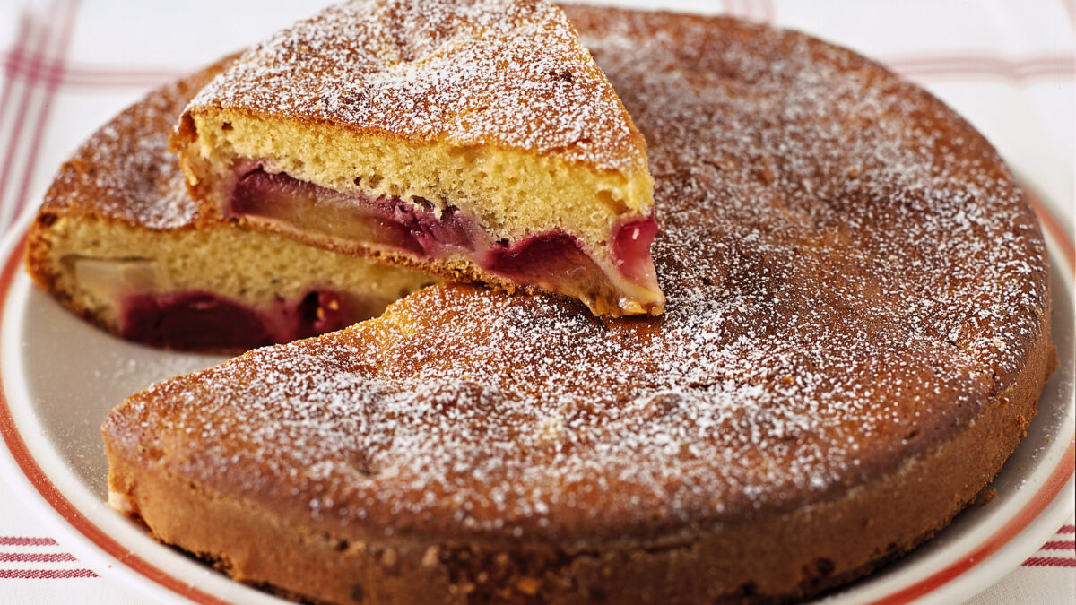 Torta di frutta mista: pere, prugne, uva