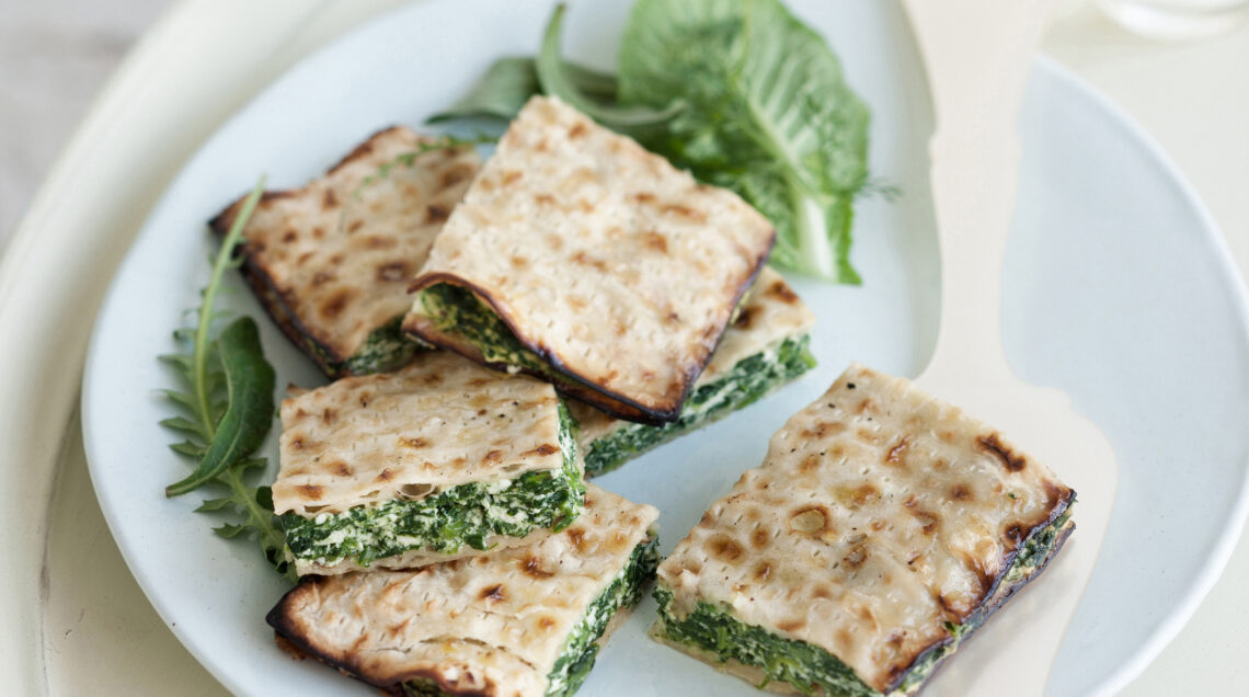 torta di pane azzimo con rucola, radicchio e ortiche Sale&Pepe ricetta