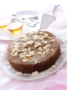 torta-morbida-con-gianduia-e-mandorle foto