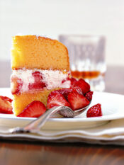 torta-morbida-fragole-e-panna foto