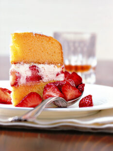 torta-morbida-fragole-e-panna foto