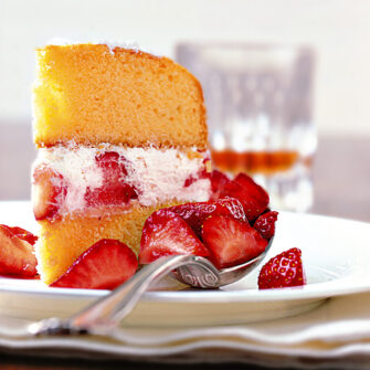 torta-morbida-fragole-e-panna foto