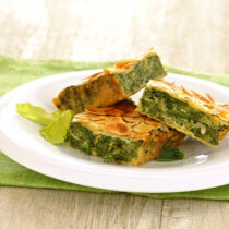 fette torta verde con mandorle croccanti su piatto