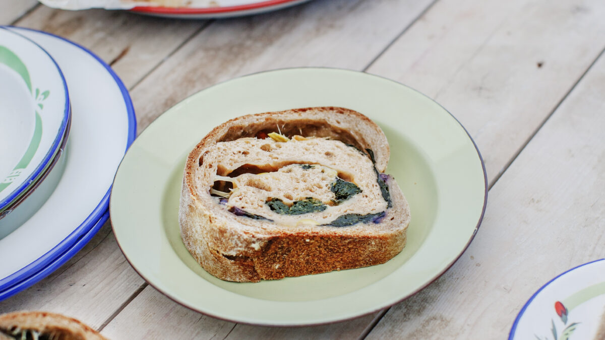 Tortano con olive, provola ed erbette