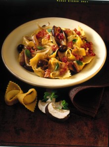 Tortellini con porcini, bacon, olive e maggiorana