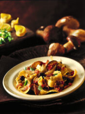 tortellini con porcini, bacon, olive e maggiorana Sale&Pepe foto